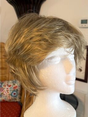 PAULA YOUNG Maddy WIG in Sun Kissed Blonde! Short Sassy Layers. Synthetic. NEW!